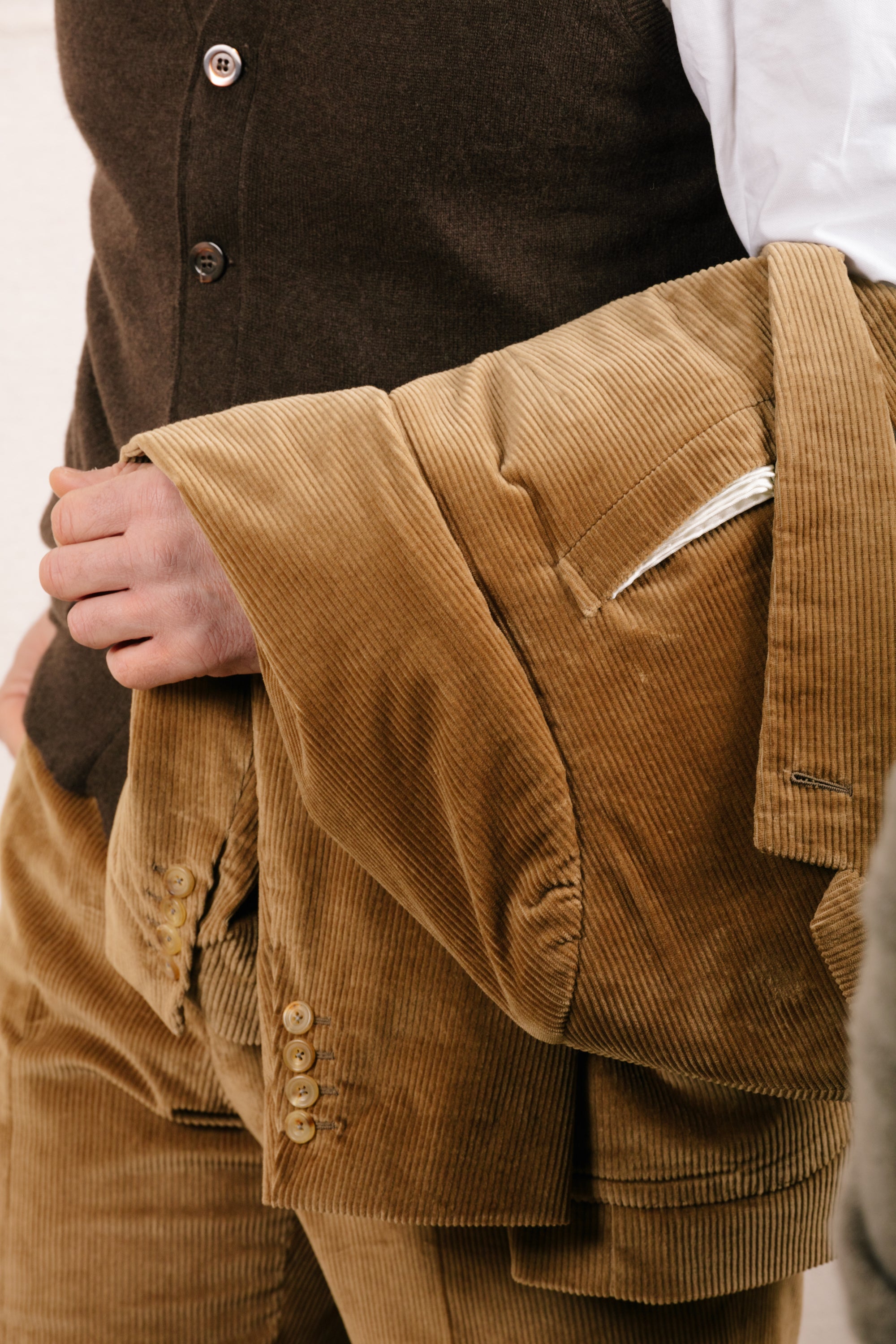 Cashmere Sleeveless Cardigan in Chocolate Brown – Cad & The Dandy