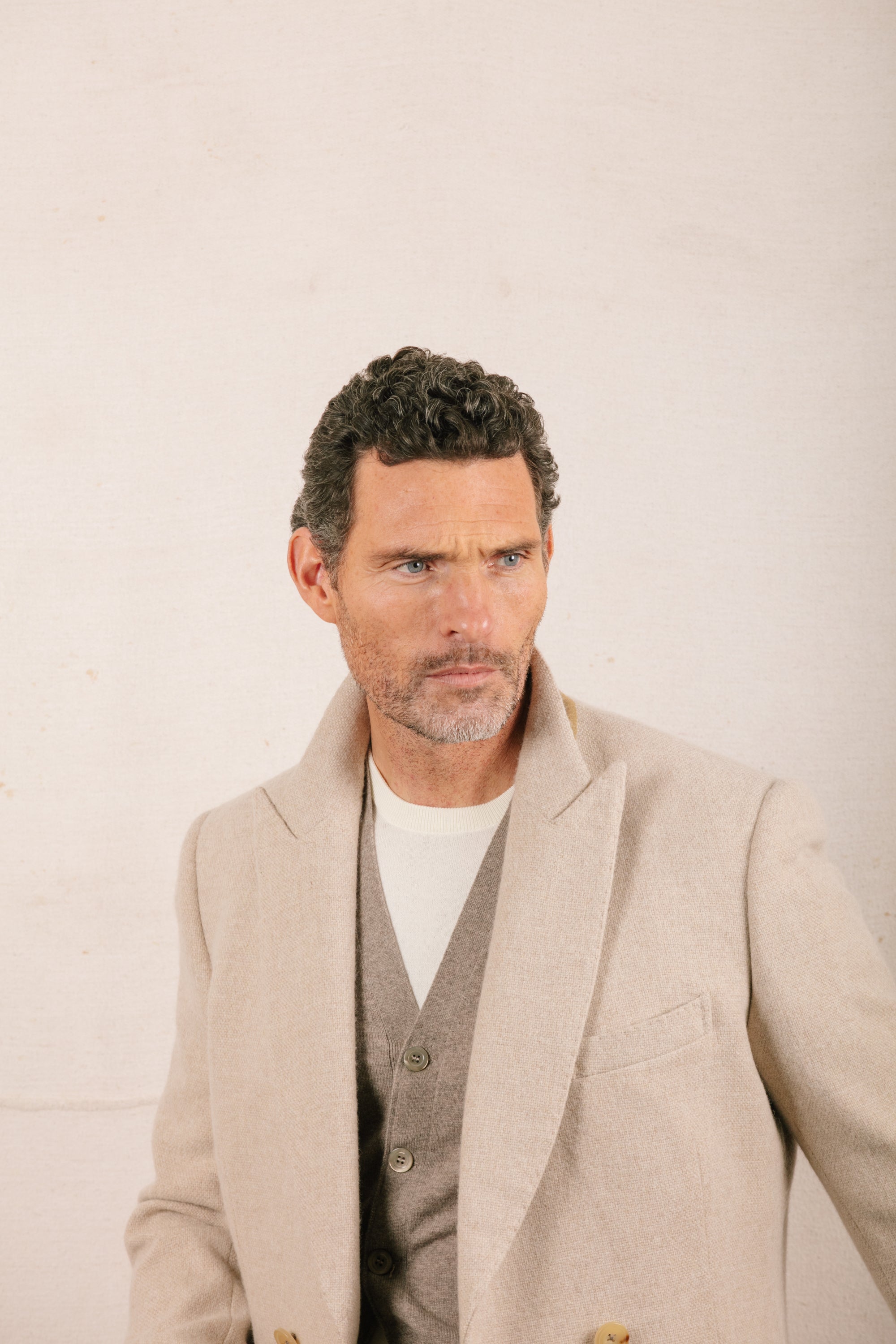 Cashmere Sleeveless Cardigan in Oatmeal – Cad & The Dandy Savile Row